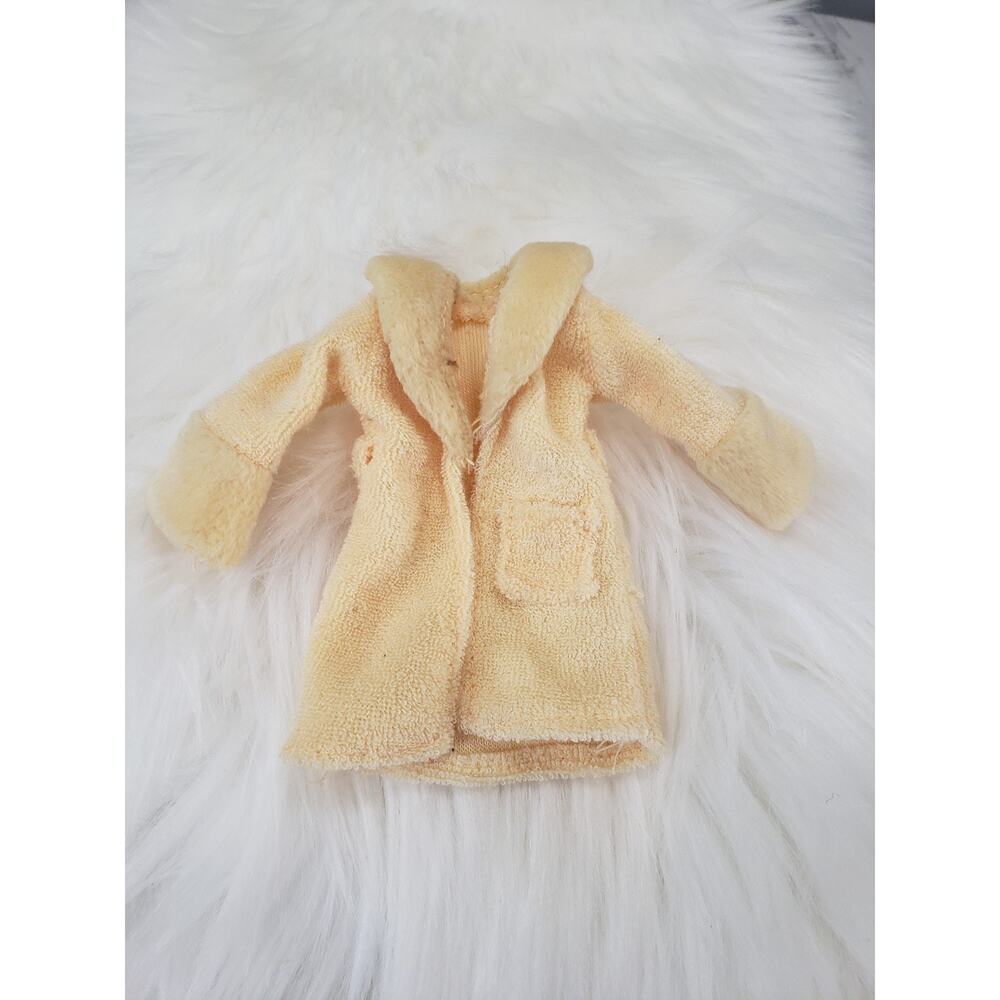 BRATZ DOLL LOT MGA CLOTHING SLUMBER PARTY MEYGAN YELLOW ROBE‎